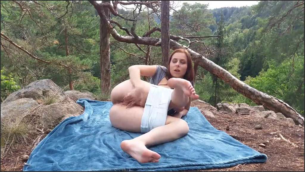 Antonia Sainz am Pool vorm Blowjob anal gefingert