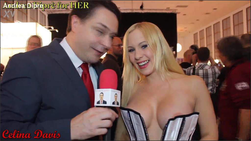 Celina Davis fickt sich mit ihren Fingern