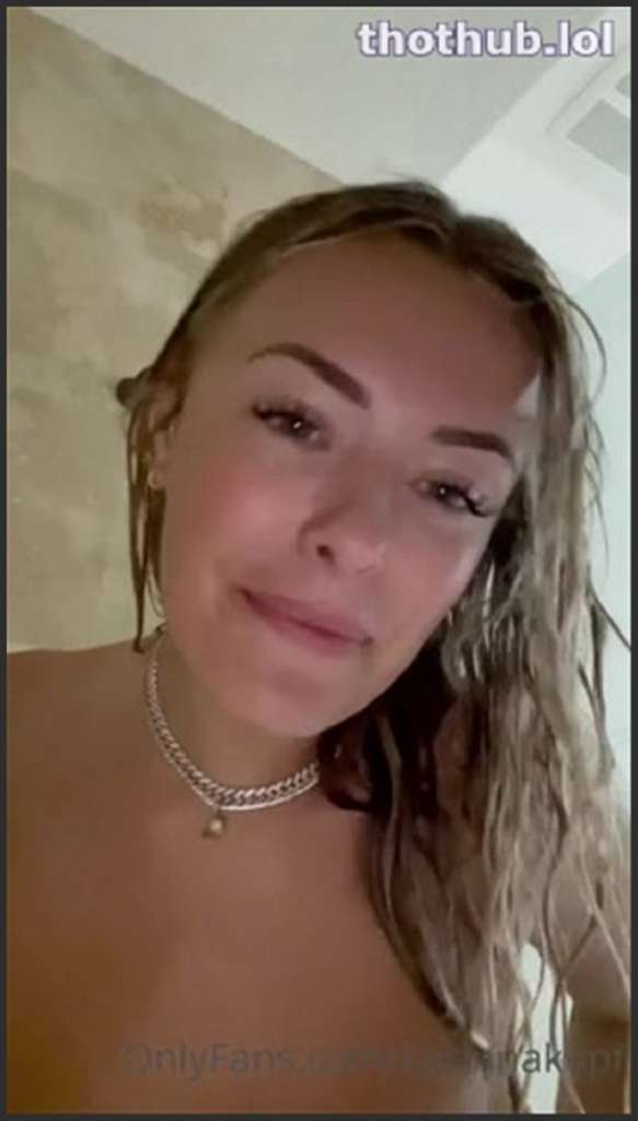 Corinna Kopf mit prallen Mösen masturbiert in Weihnachtsoutfit
