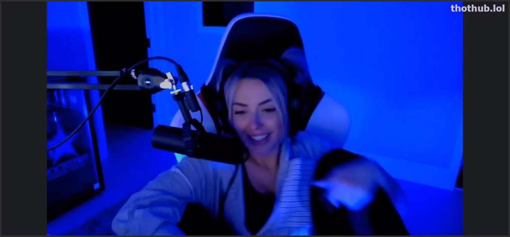 Corinna Kopf am Sofa wird das blonde Girl laut