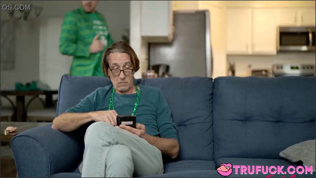 Family statt zocken mit kurzhaariger Pornoschlampe