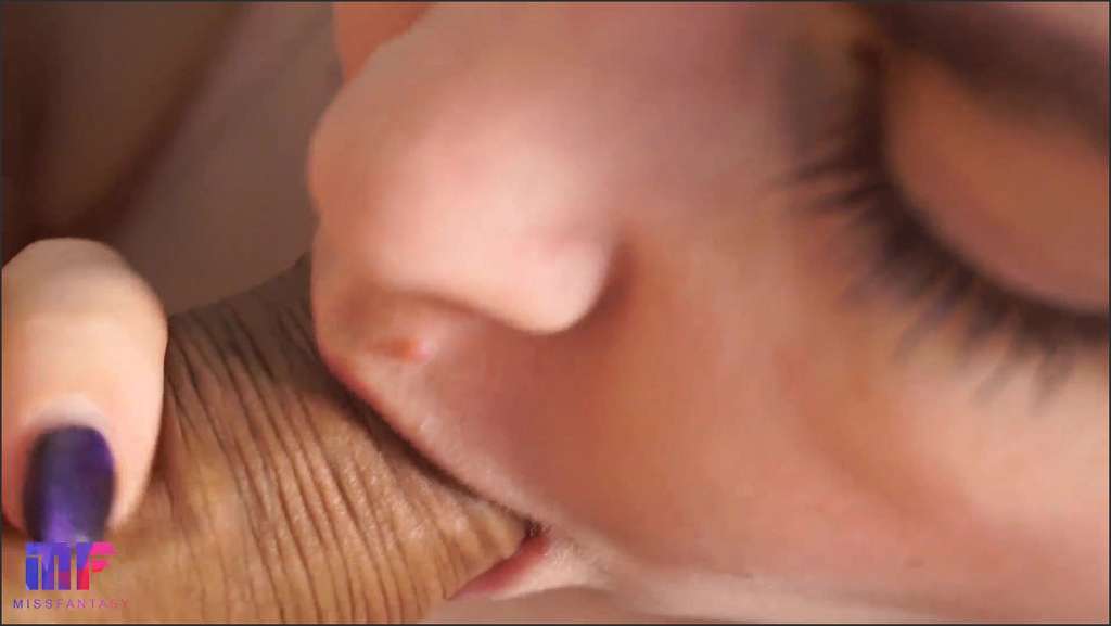 Kate Rehi vor der Cam mit Gummischwanz