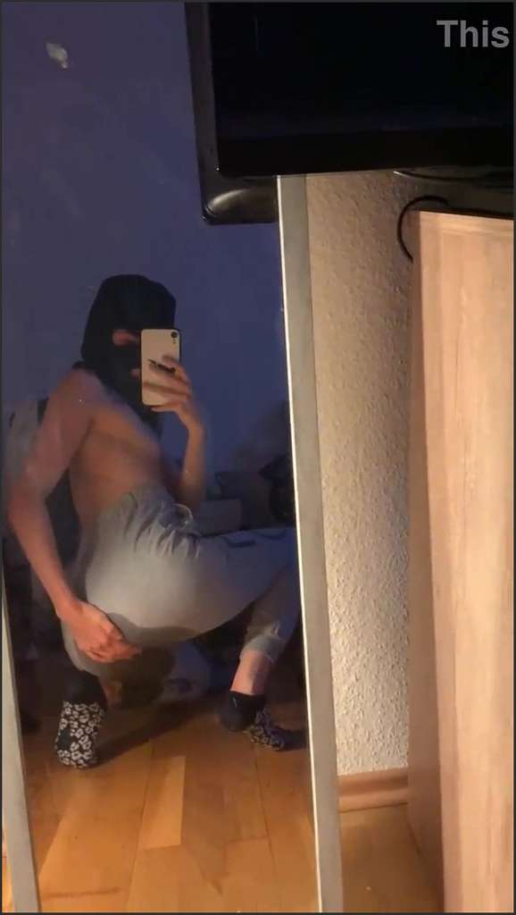 Kinky Aphrodite reibt sich mit Sahne ein