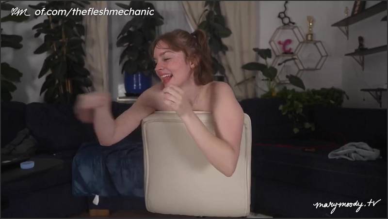 Kaja Mood sich von der blonden Milf im Freien blasen