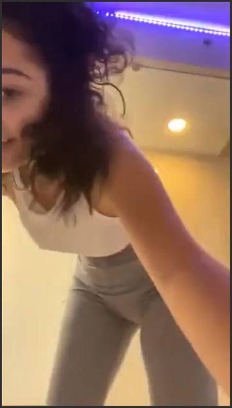 Malu Trevejo lässt Partner beim Fremdficken zusehen