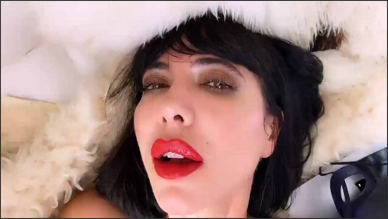 Milo Moire lutscht und fickt im Glory Hole