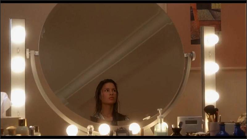 Rhona Mitra Chefin lässt sich im Büro von ihrem jungen Angestellten rammeln