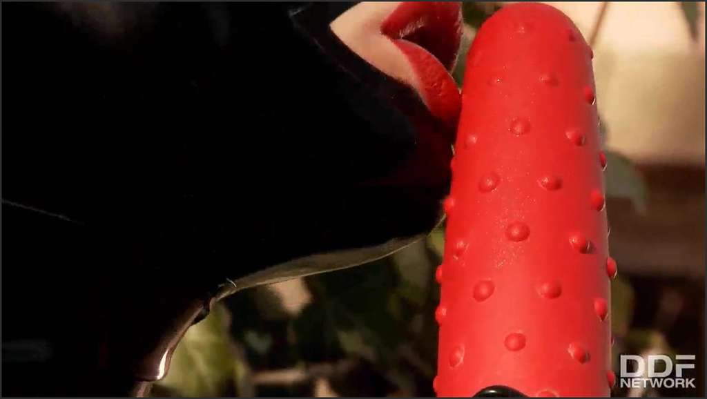 Latex Lucy seine Stiefmutter während diese telefoniert