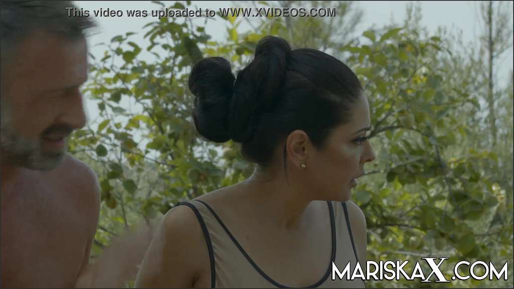 Mariska X Brillenluder anal gefickt