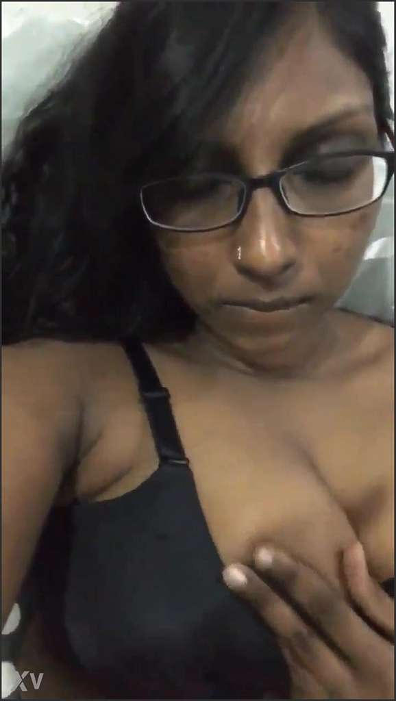 Nackt Selfie mit Nippelpiercings wird gefesselt und gefingert