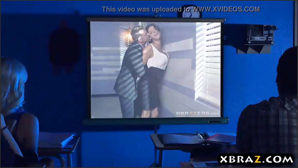 Pornofilm Milf treibt es wild mit einem Pärchen