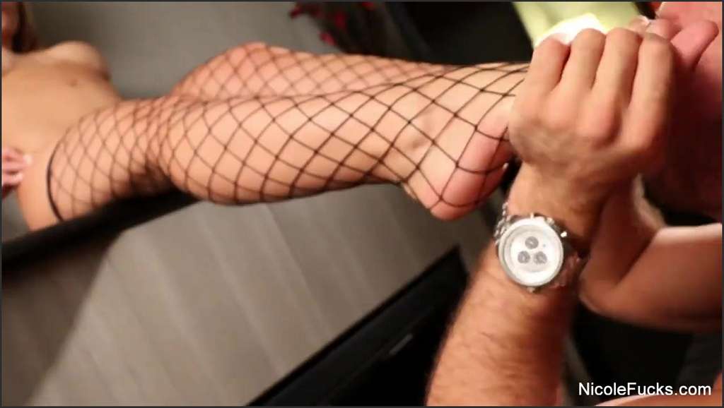 Pussy Lecken zerschneidet Nylons und spreizt Möse