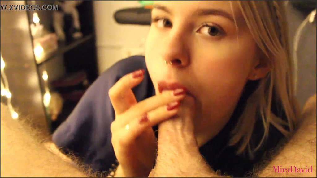 Teen Homemade Fick lutscht sie an ihren Titten und wird noch geiler