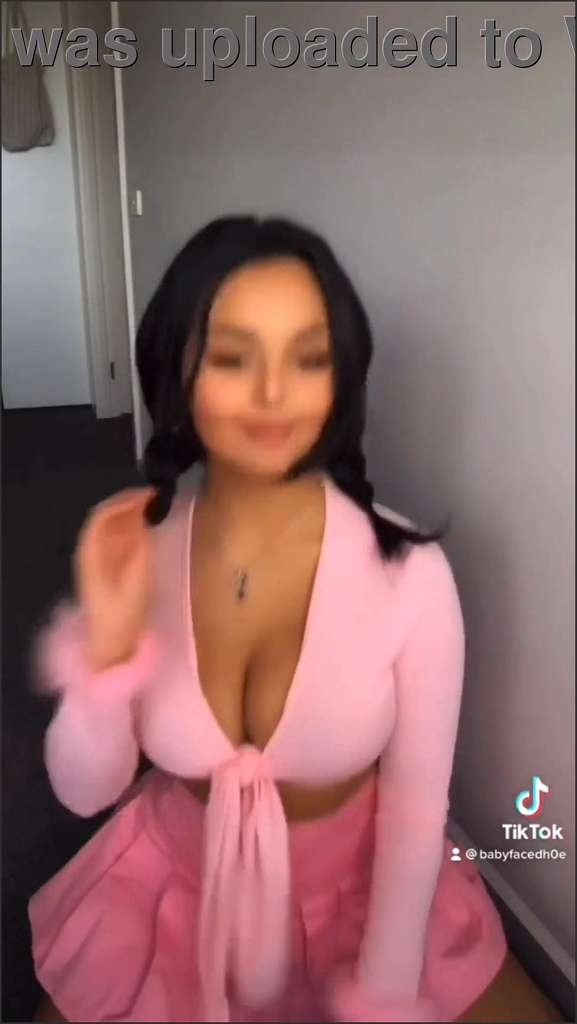 Tiktok Badewanne masturbiert das schlanke Girl