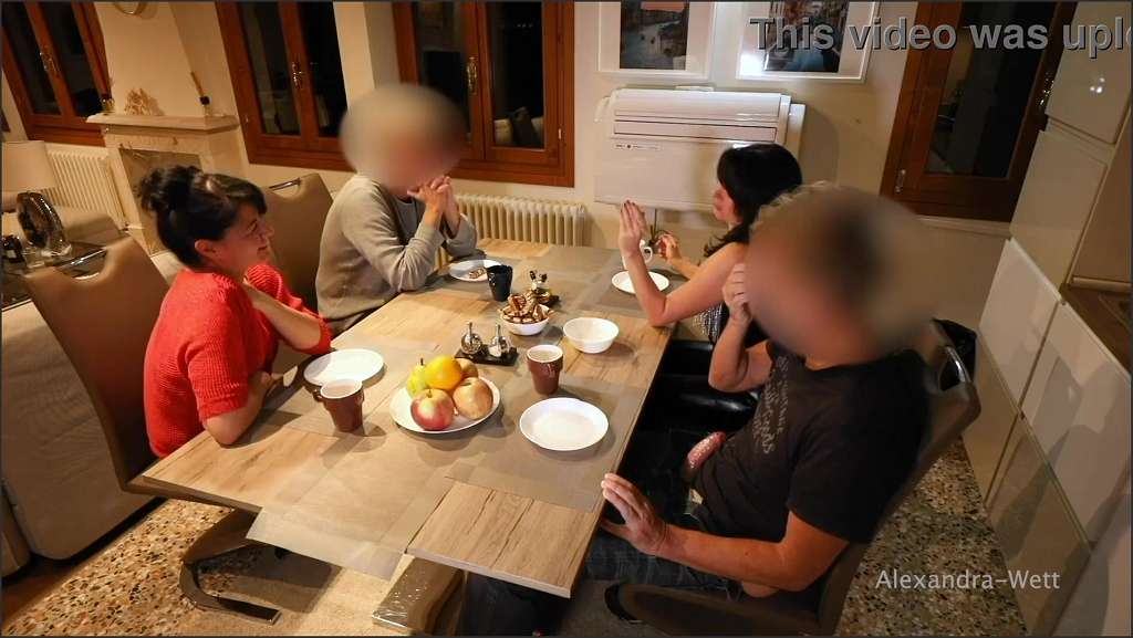 Alexandra Wett Studentin Hally Thomas pisst ins Klo un bläst langen Schwanz