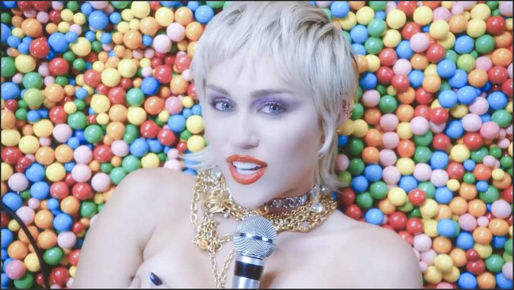 Miley Cyrus Vibrator masturbiert das blonde Girl in der Küche